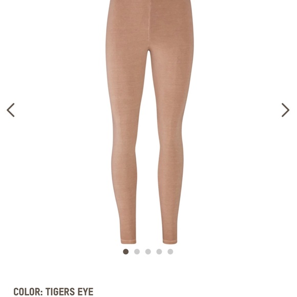 Skims Outdoor Leggings - Picture 2 of 8